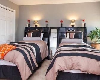 Relocate Noda Historic Arts / Exclusivity / Convenience Walkable Townhome - Charlotte - Bedroom