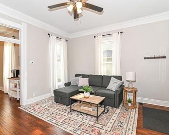 Cheerful 2-bedroom Cottage in Downtown Noblesville - Noblesville - Living room