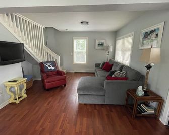 Walloon Lake Cottage; Minutes Walk to Water & The Village - Walloon Lake - Living room