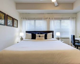 Cozy studio, ready to host the next couple or solo travelers adventures in west Houston - Houston - Bedroom