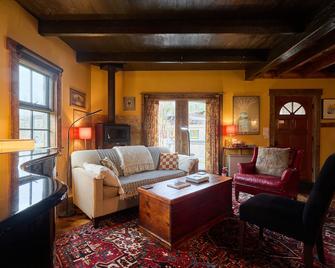 Pristine Custom Cottage, Grand Piano, Massage Studio on Site - Leicester - Soggiorno
