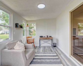 Peaceful Lady Lake Home with Screened-In Porch! - Lady Lake - Living room