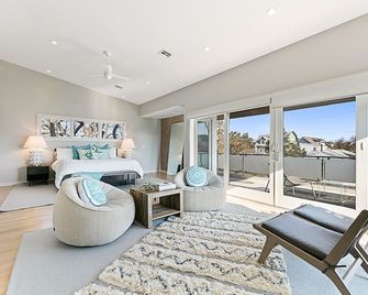 Jersey Shore Beach House. Ocean View! 4 Bedroom Modern Home Walk To Beach - Bradley Beach - Bedroom