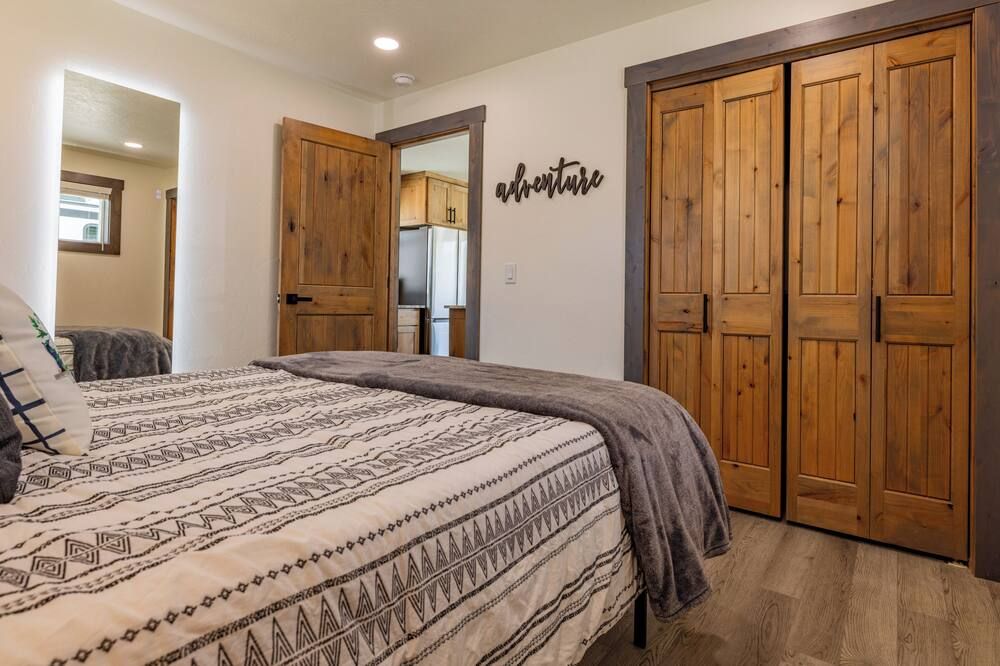 Beautiful NEW 1-bed, 1-bath right in downtown Cody! Sleeps up to 4. - Cody - Bedroom