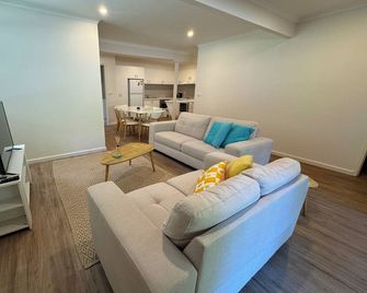 3 Bedroom, pet friendly unit, 2min walk from main street, beach and supermarket. - Lorne - Sala de estar