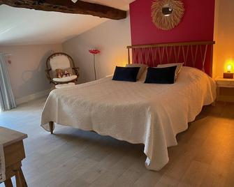 Spacious Charentais Farmhouse Among Fields Of Sunflowers And Vineyards - Saint-Hilaire-de-Villefranche - Slaapkamer