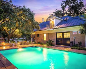Sophie's Gasthaus - Luxury Boutique Hotel in Downtown New Braunfels - New Braunfels - Pool