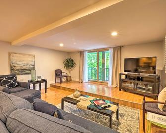 Cute Grand Haven Apartment Walk Downtown Streets! - Grand Haven - Living room