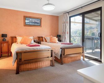 Elm Cottage Tumut -Red Gum a spacious 2 bedroom Pet Friendly Cottage river view - Tumut - Habitación