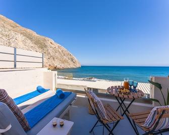 Sagma Beach Rooms - Perissa - Balcón