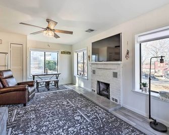 Shared Boat Dock Lakefront Grove Getaway - Grove - Sala de estar