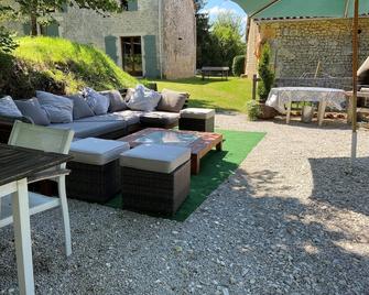 Great family house, Le Beuronne , Heated pool, games room, fishing lake, - La Rochebeaucourt-et-Argentine - Patio
