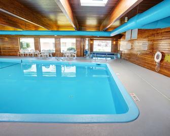 Country Inn and Suites by Radisson, Traverse City - Traverse City - Pool
