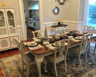 Delightful Victorian home with 6 bedrooms in downtown Fort Mill - Fort Mill - Jídelna
