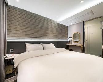 Sinchon Alley - Seoul - Bedroom