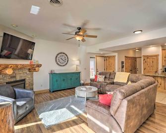 Flathead Lake Getaway with Balcony, Fireplace! - Somers - Living room