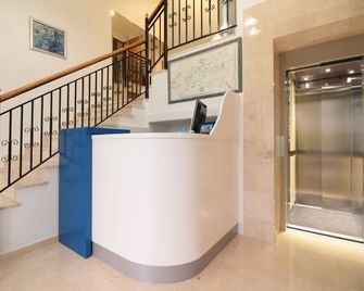 Hostal Pensimar - L'Altet - Front desk
