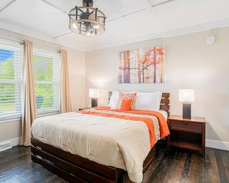 Cozy, updated abode near downtown with firepit, grill, washer/dryer, AC & deck - Saugatuck - Bedroom