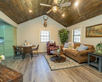 Secluded Tenkiller Cabin close to all Marinas! Less than 5 Minutes from Marinas! - Cookson - Sala de estar