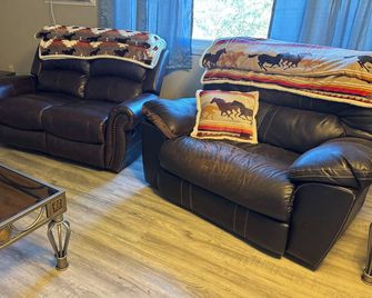 Charming 2-bedroom Getaway in Broadus - Broadus - Living room