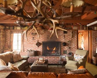 Charming Lakeside Cabin, Minutes from Tulsa with Private Dock - Wagoner - Sala de estar
