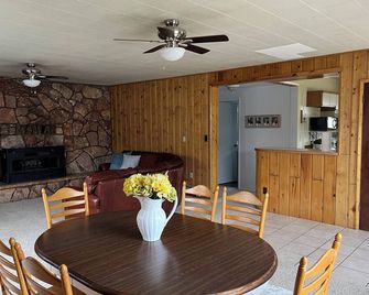 Charming 3-bedroom house with WiFi, AC in awesome Gardiner near Yellowstone. - Gardiner - Salle à manger