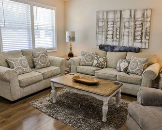 The Merrimac House: Cute, Cozy and very Convenient to I-20 in Oxford, Al. - Oxford - Wohnzimmer