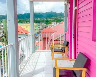 لا فلامبويانت هوتل - روسو - شرفة