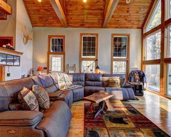 Forest Lodge - Near 6 Ski Resorts - Jamaica - Living room