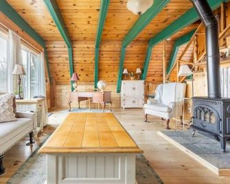 Spectacular A-Frame, epic views! S'mores by the firepit under a million stars. - Wofford Heights - Living room