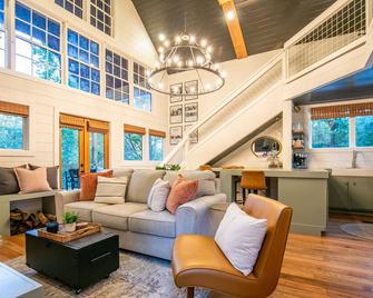 The Treehouse, 2BR Hideaway by Velvet Ditch Villas - Batesville