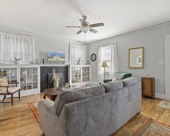 The Ellis House - Just Three Blocks from Downtown Rock Hill - Rock Hill - Living room