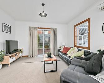 An ideal townhouse for an executive long term stay. - Launceston - Living room