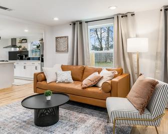 Cozy Home in Downtown McKinney with Backyard - McKinney - Huiskamer