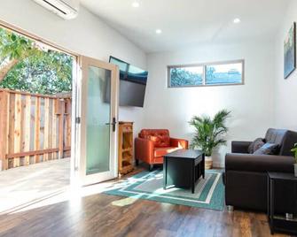 Cozy Casa. 1 mile from the beach/downtown. - Ventura - Living room