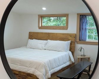 2 miles to Ricketts Glen. Updated and cozy schoolhouse with porch and fire pit. - Benton