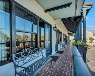 Cozy Hotel that is Steps from the Beach! Pet Friendly! - Destin - Balkon