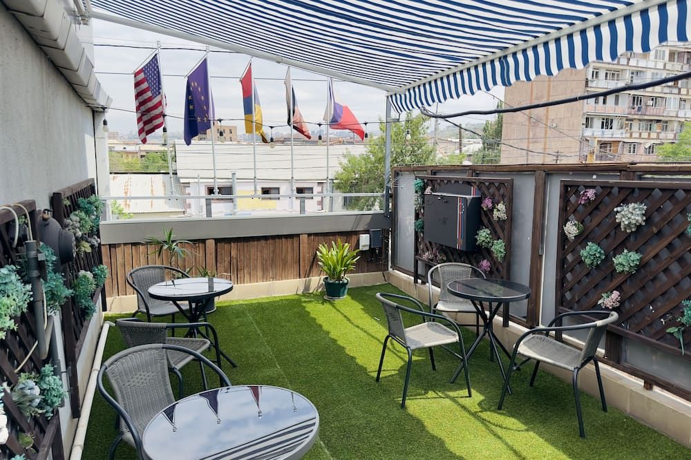 نافا هوتل يريفان - يريفان - شرفة مرصوفة