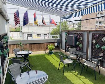 نافا هوتل يريفان - يريفان - شرفة مرصوفة