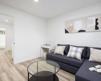 Cozy Montreal retreat in the charming neighborhood of Ahuntsic (5mn to Sauvé) - Montreal - Living room