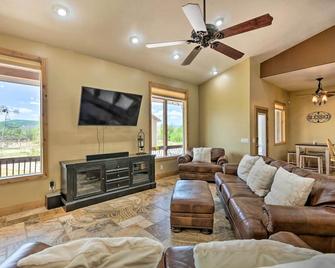 Bright Kamas Home w/ Fire Pit, 22 Mi to Park City! - Kamas - Sala de estar
