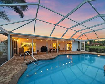 Splish Splash Retreat | Saltwater Pool + Grill - Sarasota - Pool