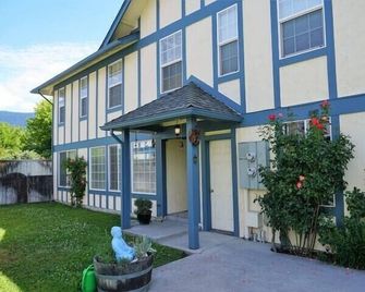 Magical Angel House Unit B In Town Retreat with Great Mount Shasta View - Mount Shasta - Gebouw