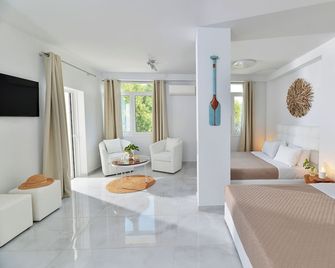 Alekos Luxury Suites Free 24h Transporta - ארתמיס - חדר שינה