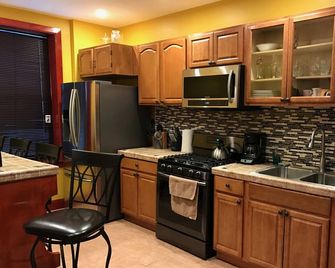 A charming yet modern apartment 45 minutes to Manhattan. Corp/Long-term welcome - New York - Kitchen