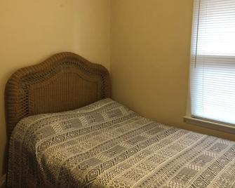 Cute house in a central location near cape fear hospital and Fort Liberty. - Fayetteville - Bedroom