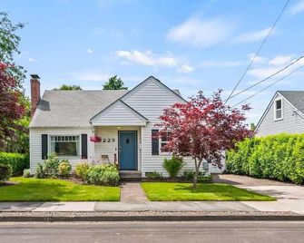 Happy House - Near 3rd Street wine getaway - McMinnville