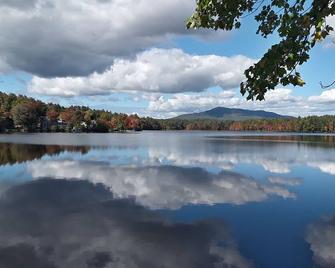 Vacationer's oasis on the waterfront of picturesque Pearly Pond. - Rindge - Outdoors view