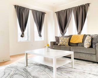 Bowmanville Home - Bowmanville - Living room