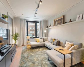 Elegant & Spacious House close to Center - Kortrijk - Living room